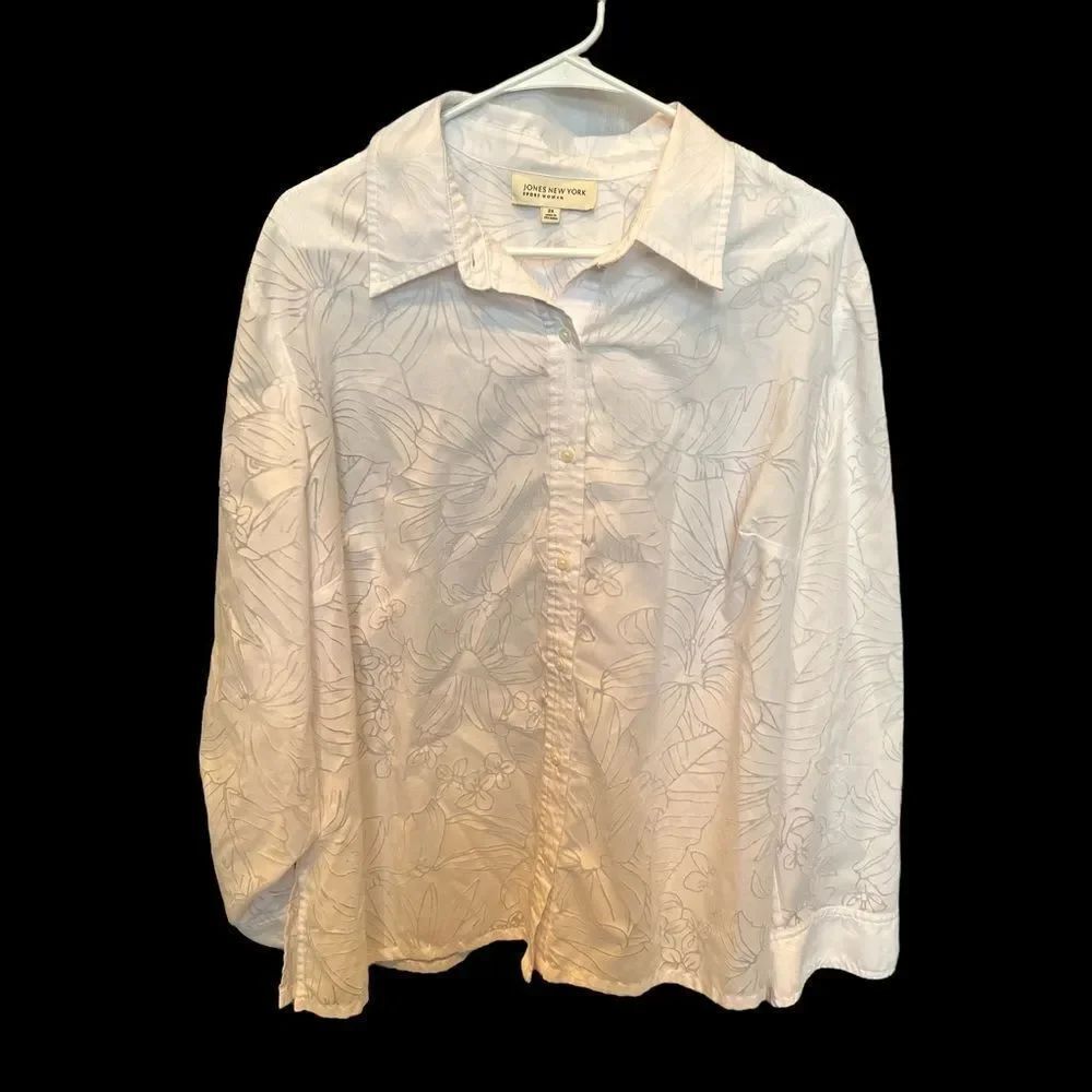 Jones New York long sleeve blouse white with light floral pattern 2X button up